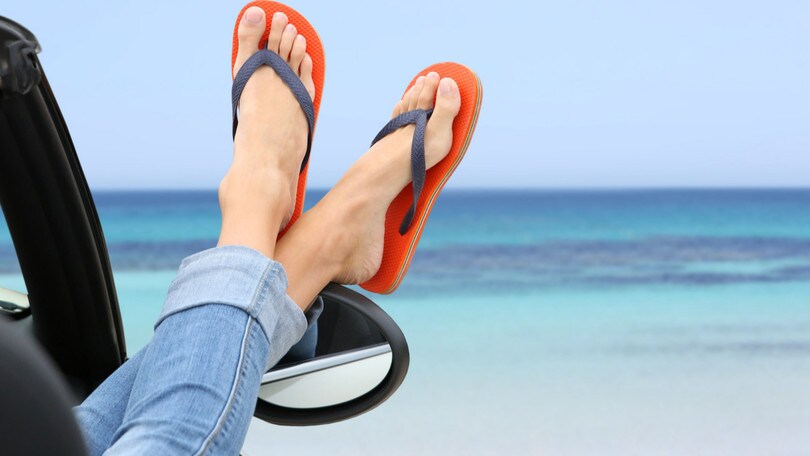 Con le infradito si può ma col braccio fuori scatta la multa