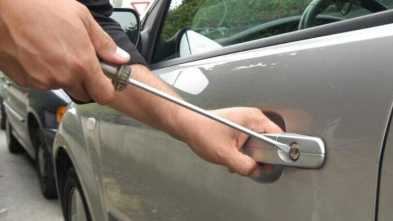 In tribunale per furto, esce e ruba una Panda