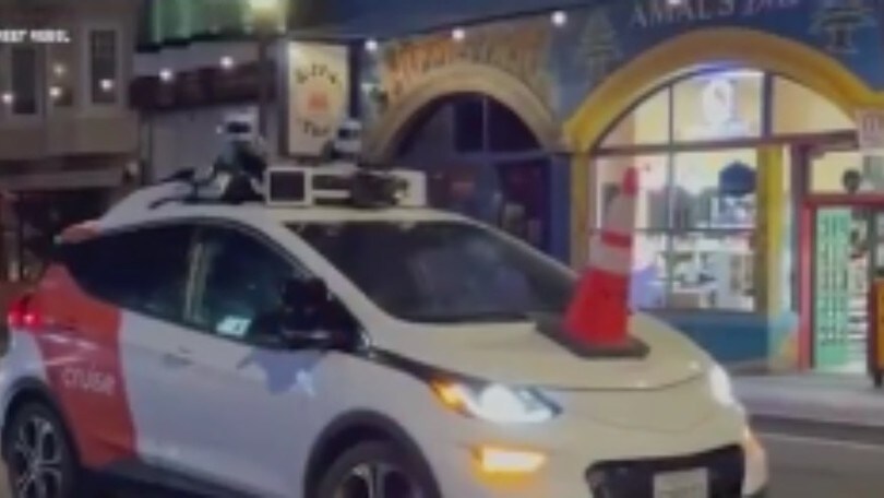 Il folle trucco degli attivisti: coni stradali per fermare le auto a guida autonoma