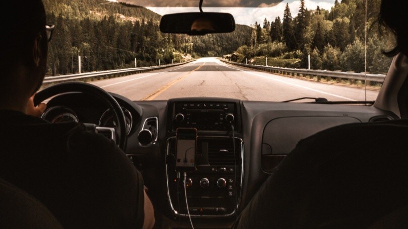 Vacanze in auto: cosa è obbligatorio (e utile) avere a bordo