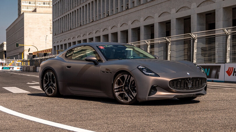 Maserati GranTurismo Folgore, la sportiva elettrica in azione a Roma