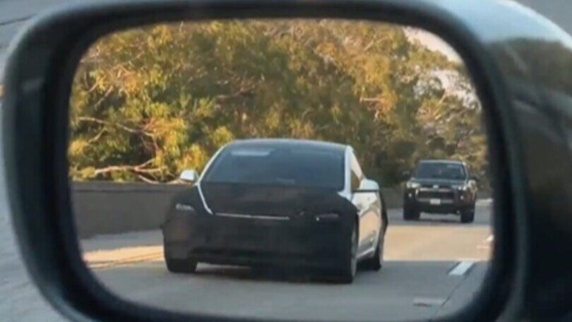 Tesla, nuova Model 3 avvistata su strada
