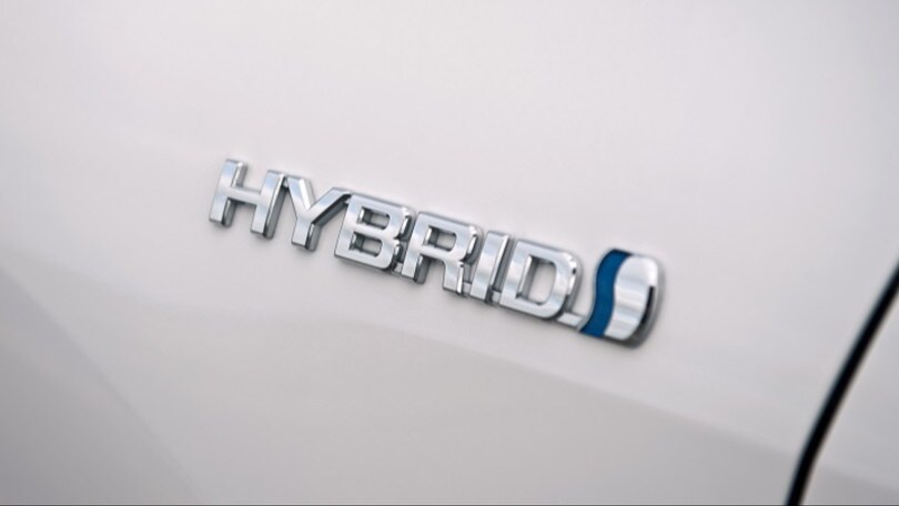 Gli italiani sanno poco delle auto ibride, ma le vogliono comprare