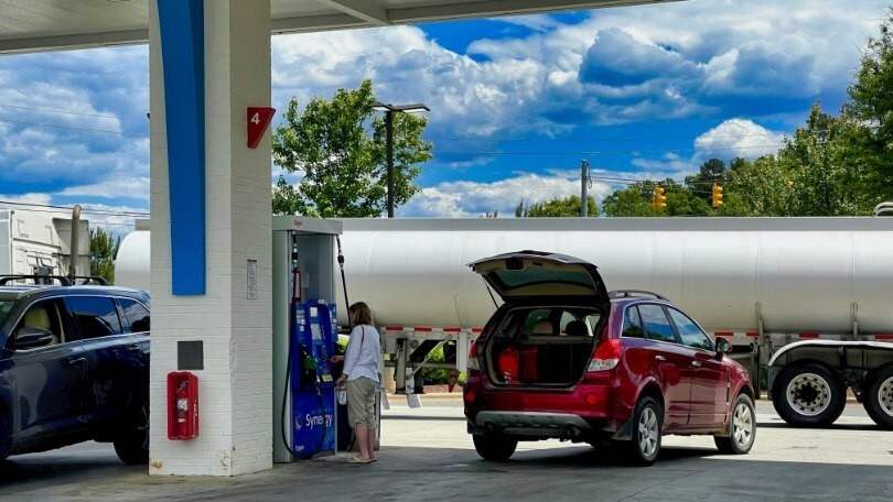 Carburanti, la benzina al self a 1,860 euro al litro: leggeri rialzi