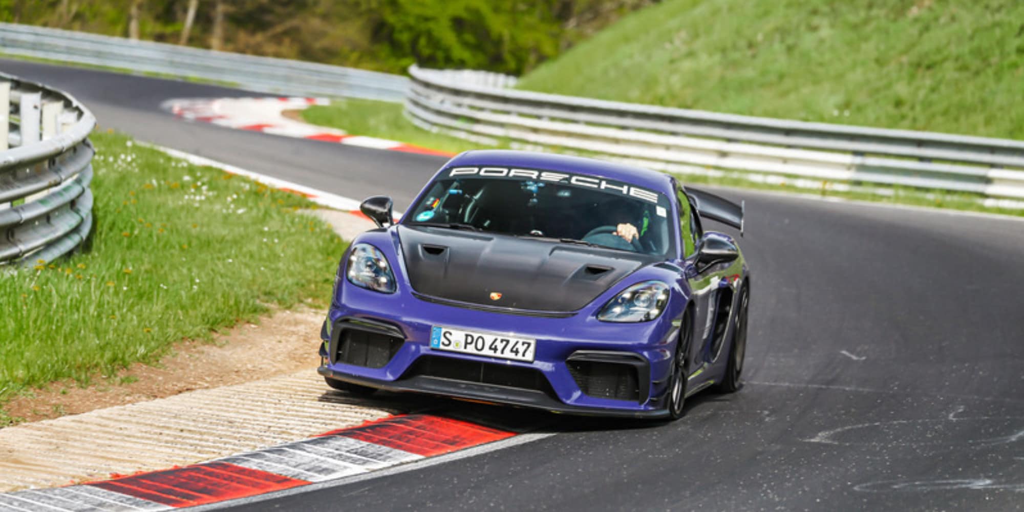 Porsche Cayman GT4 RS, con il kit Manthey è regina della pista