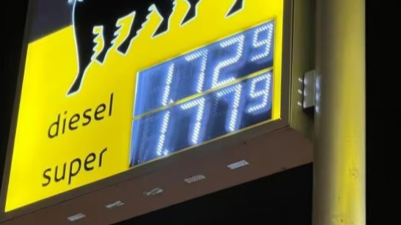 Il 1° agosto scatta l'obbligo di esporre il prezzo medio dei carburanti