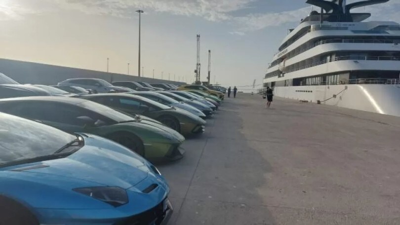 Cento Lamborghini al porto: aspettano i passeggeri di uno yacht di lusso
