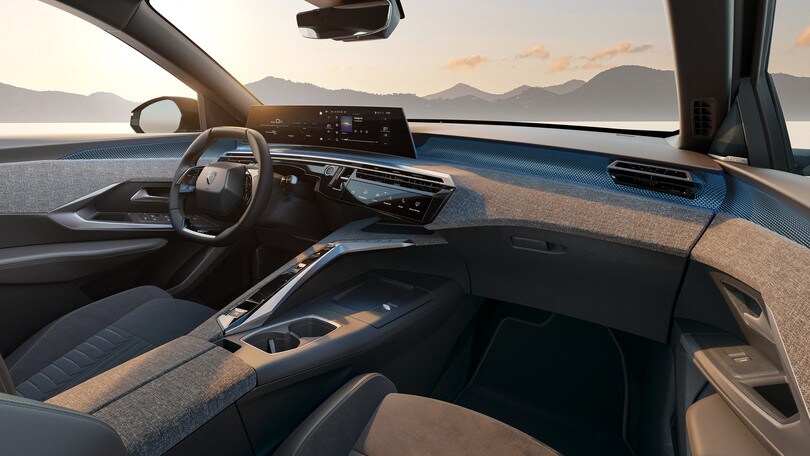 Peugeot e-3008, nel 2024 arriva il nuovo modello: elettrica e tecnologica