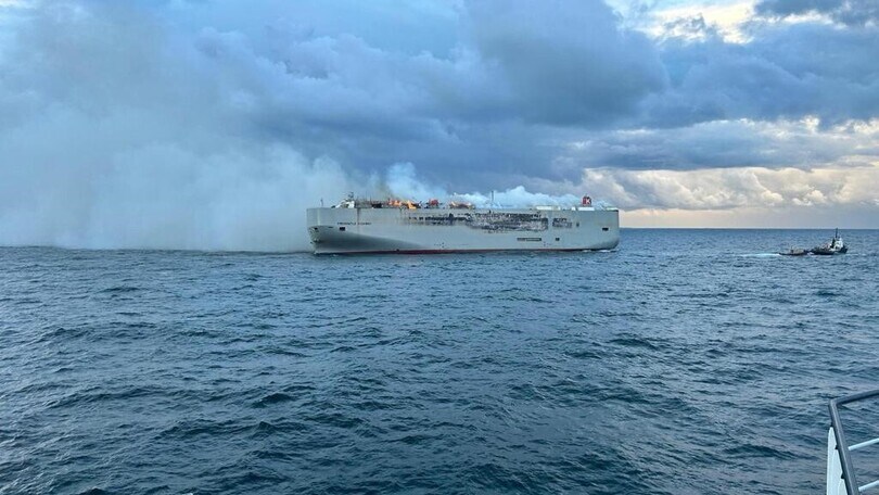 Nave cargo in fiamme nel Mare del Nord con 3.000 auto a bordo