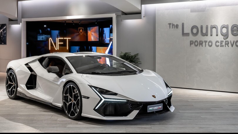 Lamborghini Lounge Porto Cervo, il Toro incanta la Costa Smeralda