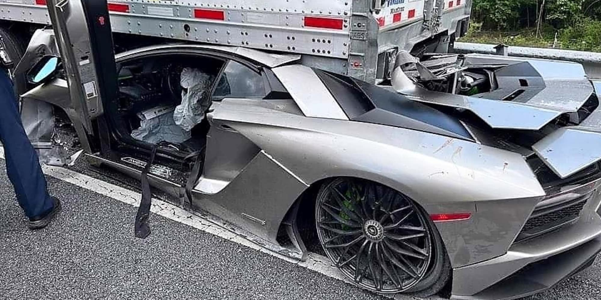 Lamborghini Aventador si incastra sotto un tir, conducente illeso