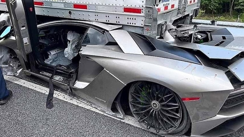 Lamborghini Aventador si incastra sotto un tir, conducente illeso