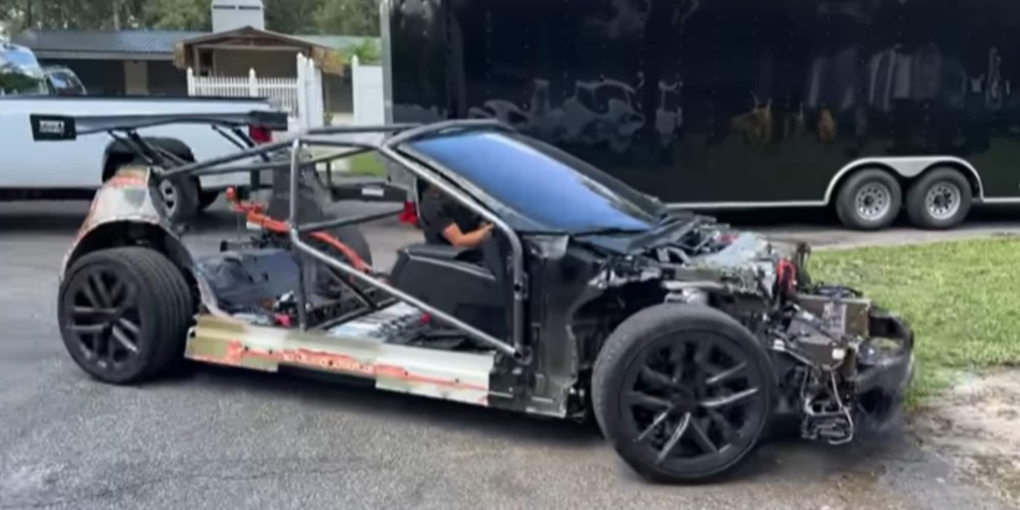 Compra una Tesla Model S e la trasforma in un kart estremo!