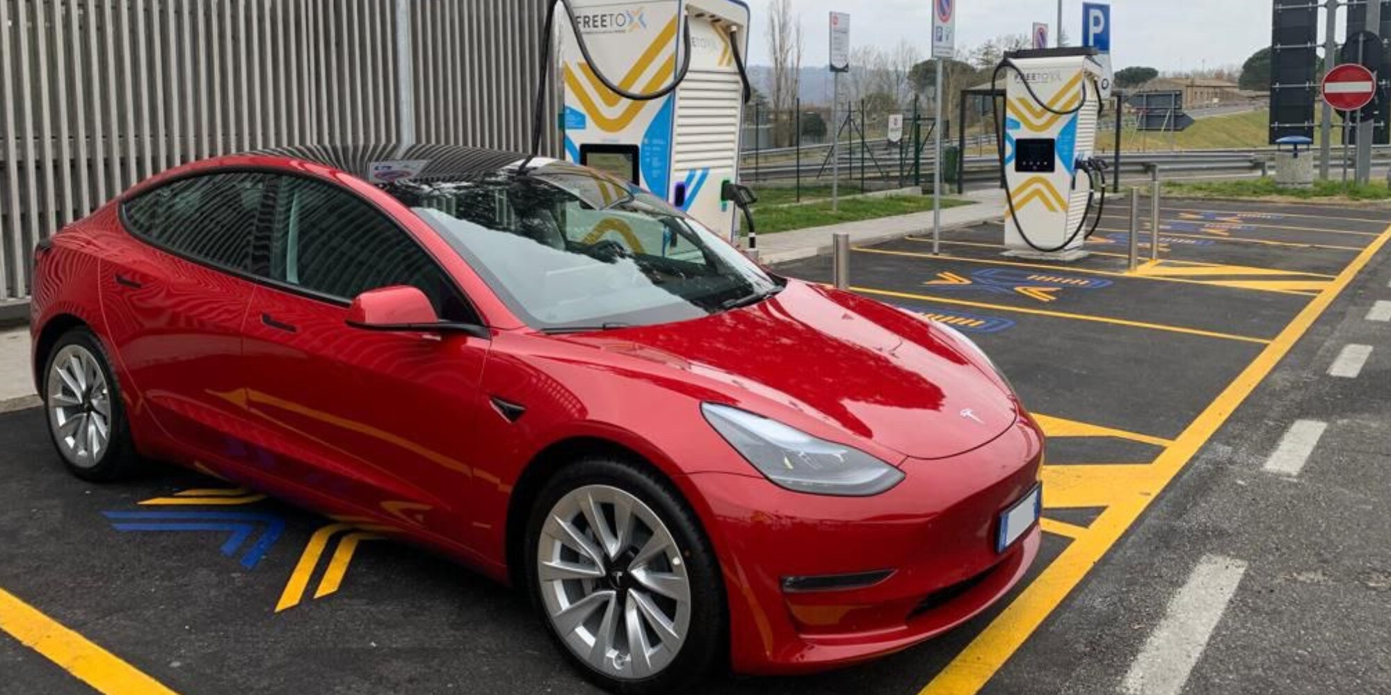 Installate altre 9 stazioni di ricarica sulle autostrade italiane: ecco dove