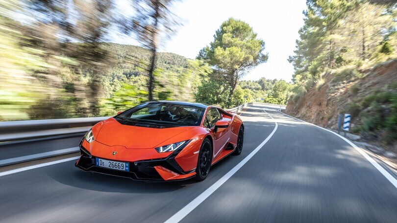 Vuoi guidare una supercar? Servirà una patente speciale