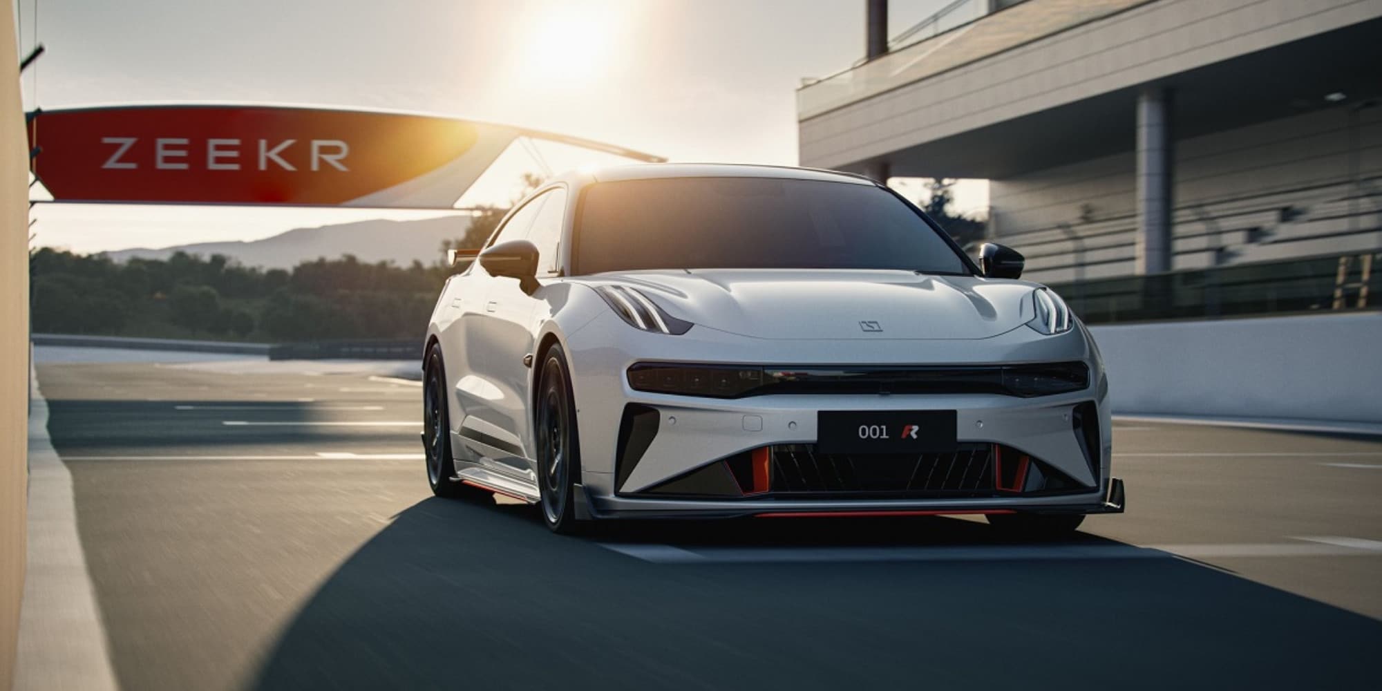 Zeekr 001 FR, la super "bestia" elettrica lancia la sfida a Tesla