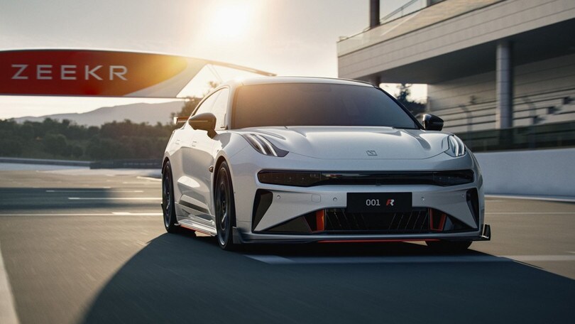 Zeekr 001 FR, la super "bestia" elettrica lancia la sfida a Tesla