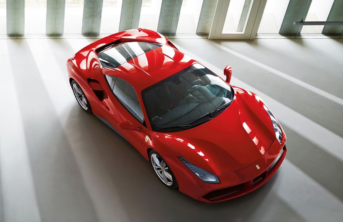 Si vanta di possedere una Ferrari a 15 anni, ma il web scopre che è noleggiata!