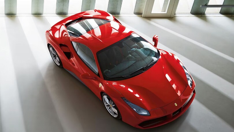 Si vanta di possedere una Ferrari a 15 anni, ma il web scopre che è noleggiata!