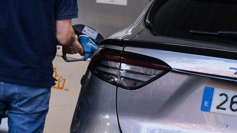 Benzina self a 2,7 euro al litro, indaga la Guardia di Finanza