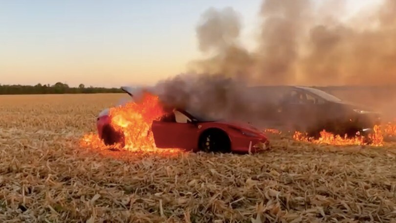 La Ferrari va a fuoco in un campo, il folle incidente dello youtuber