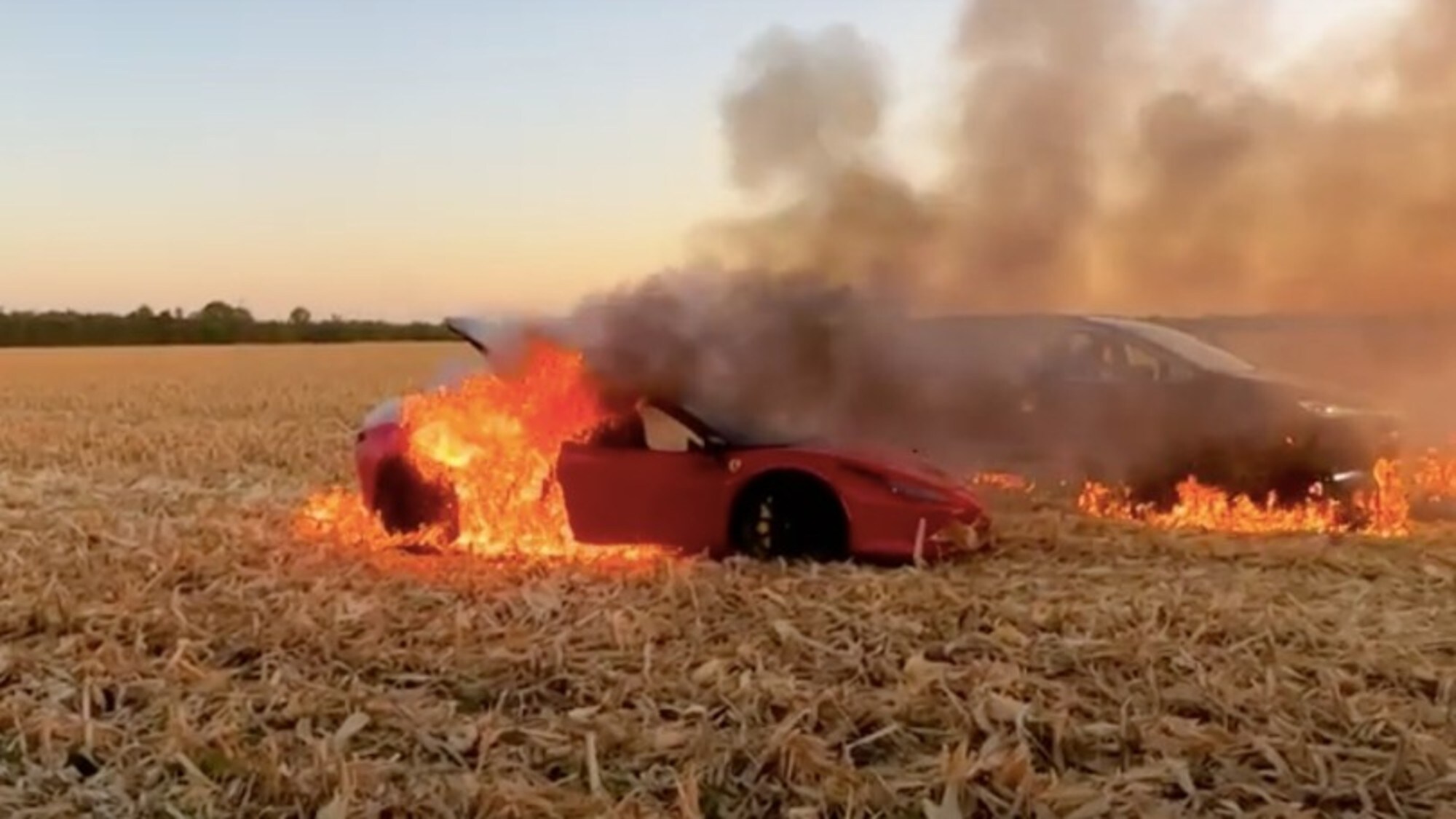 La Ferrari va a fuoco in un campo, il folle incidente dello youtuber