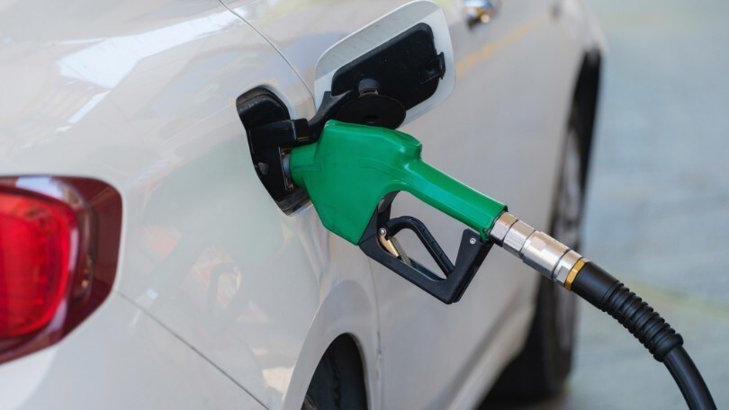 Caro carburanti, il Ministro Urso: “potrebbe prolungarsi anche nel 2024”