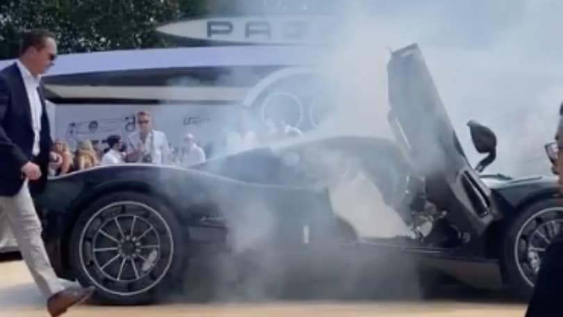 Pagani, qualcosa va storto alla presentazione: l'Utopia avvolta dal fumo