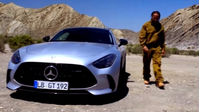 Mercedes-AMG GT 2024, il V8 alla prova di... Lewis Hamilton!