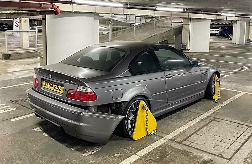BMW M3 CSL abbandonata in un parcheggio da 20 anni: le foto