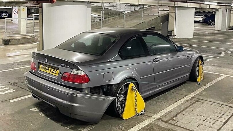 BMW M3 CSL abbandonata in un parcheggio da 20 anni: le foto