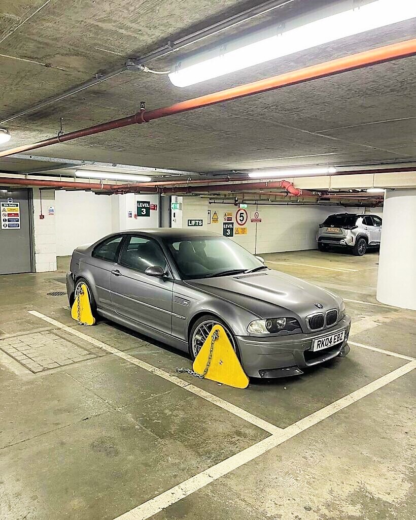 BMW M3 CSL abbandonata in un parcheggio da 20 anni: le foto