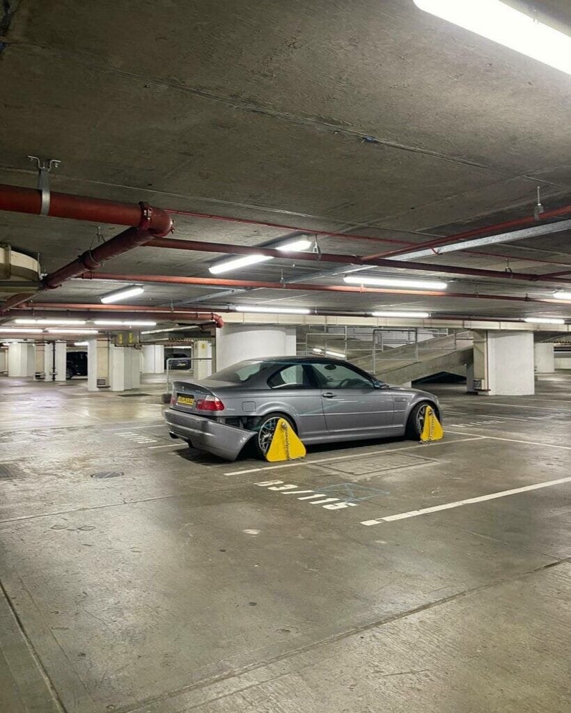 BMW M3 CSL abbandonata in un parcheggio da 20 anni: le foto