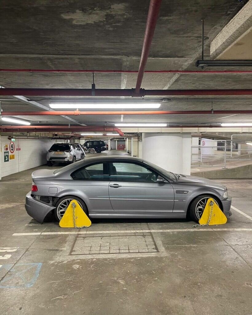 BMW M3 CSL abbandonata in un parcheggio da 20 anni: le foto