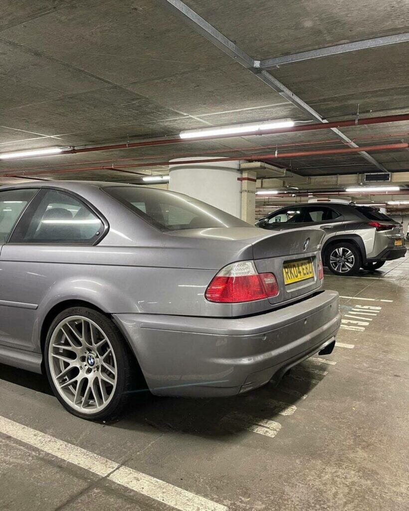 BMW M3 CSL abbandonata in un parcheggio da 20 anni: le foto
