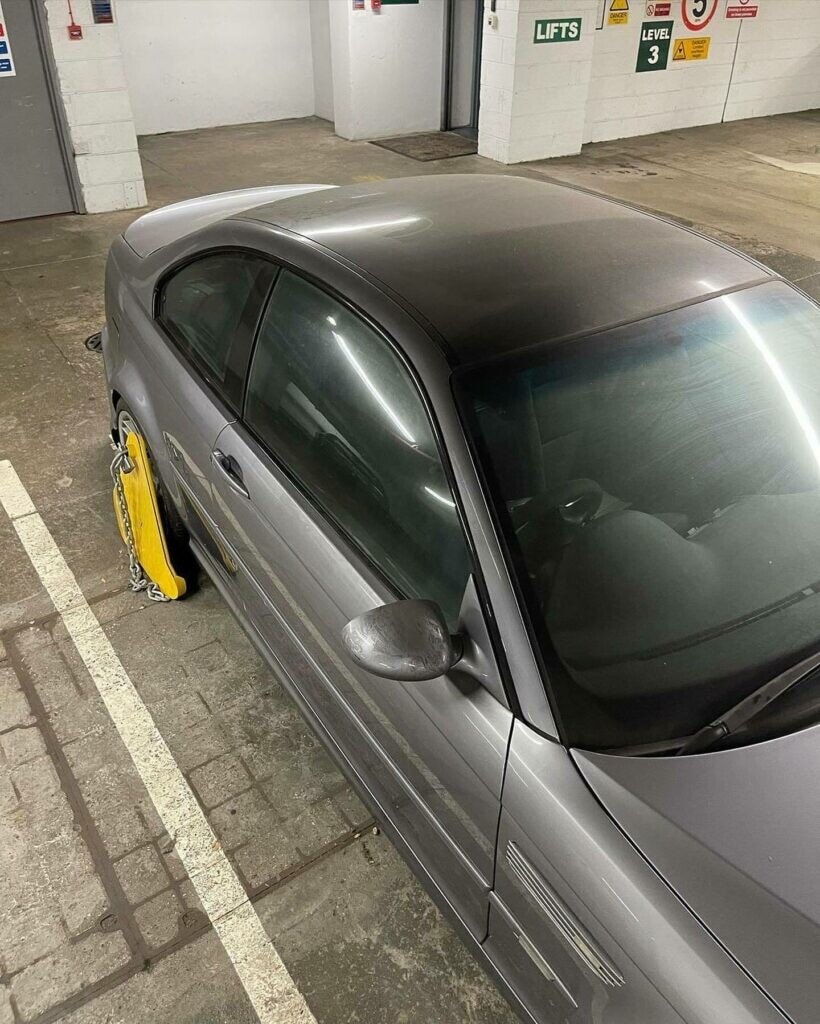 BMW M3 CSL abbandonata in un parcheggio da 20 anni: le foto