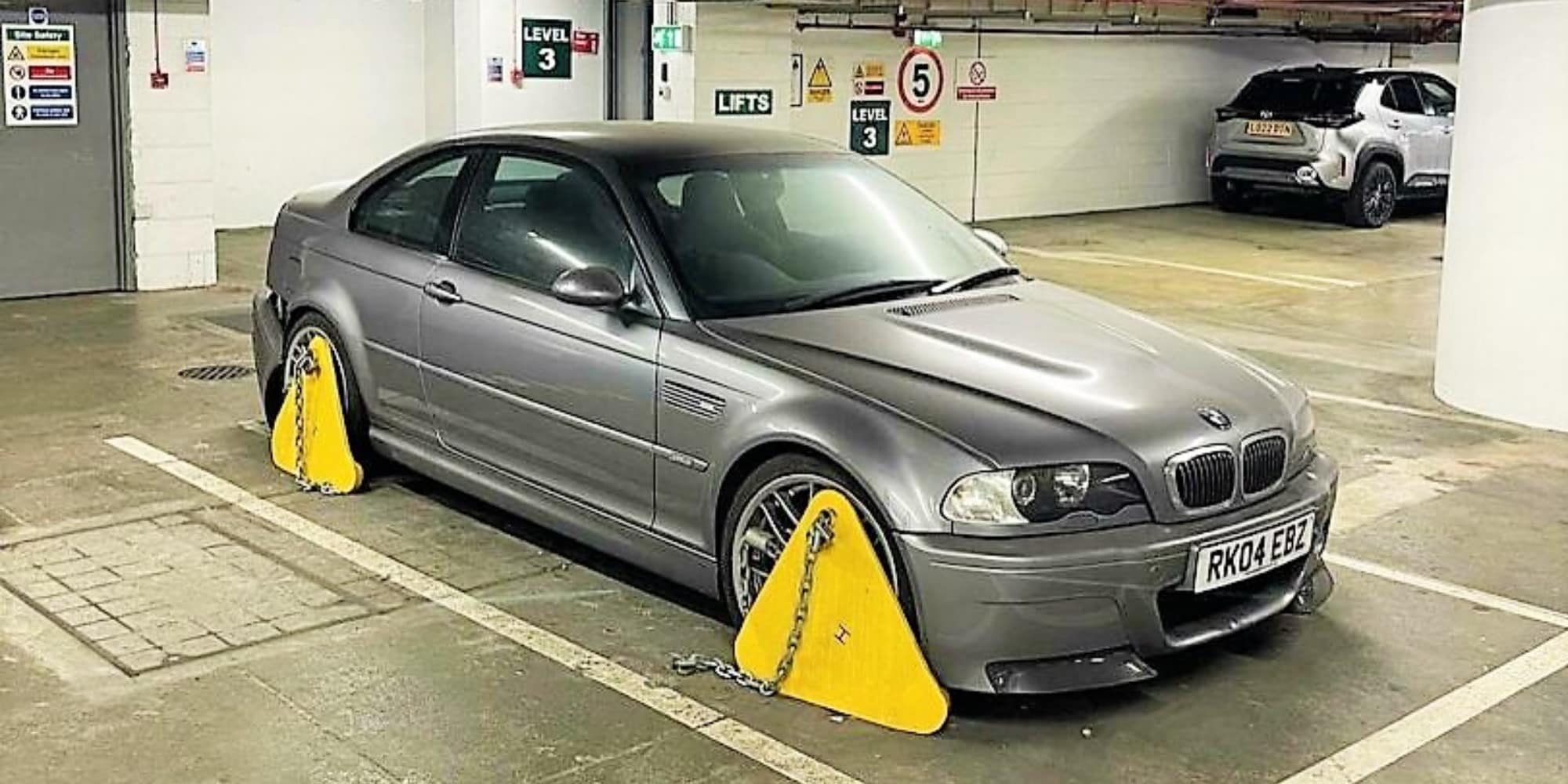 C’è una BMW M3 CSL abbandonata da 20 anni in un parcheggio