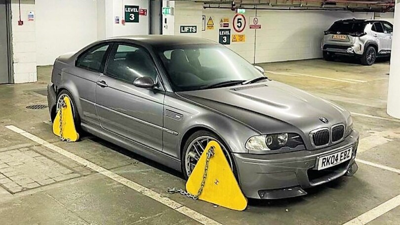 C’è una BMW M3 CSL abbandonata da 20 anni in un parcheggio