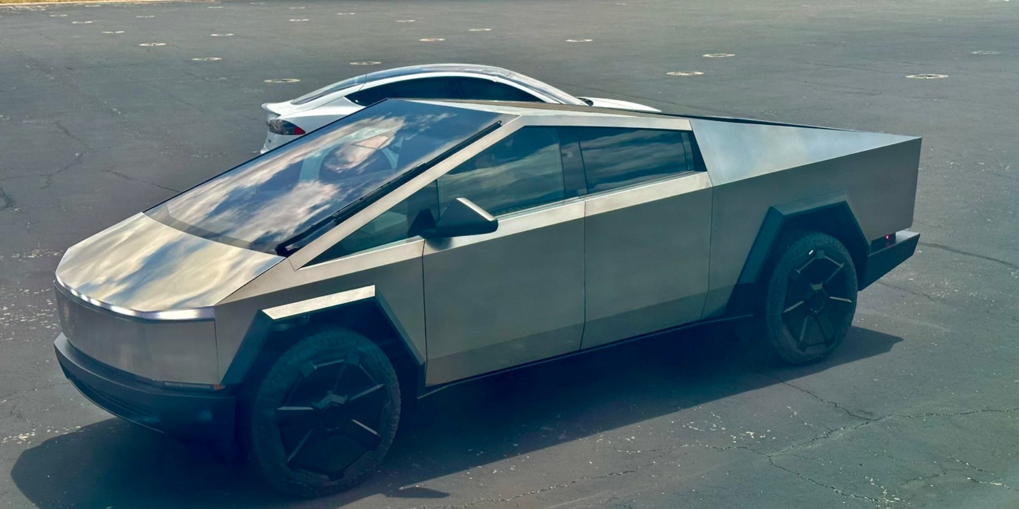 Elon Musk mostra il primo Tesla Cybertruck in versione di serie