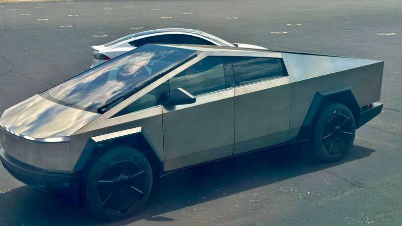 Elon Musk mostra il primo Tesla Cybertruck in versione di serie