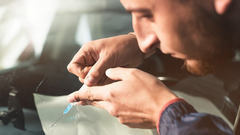 Riparare da soli il parabrezza scheggiato