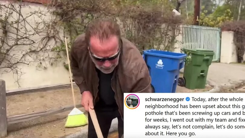 Arnold Schwarzenegger ripara una strada da solo