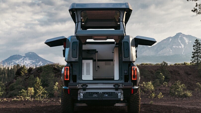 GMC Hummer Earthcruiser, in campeggio col gigante