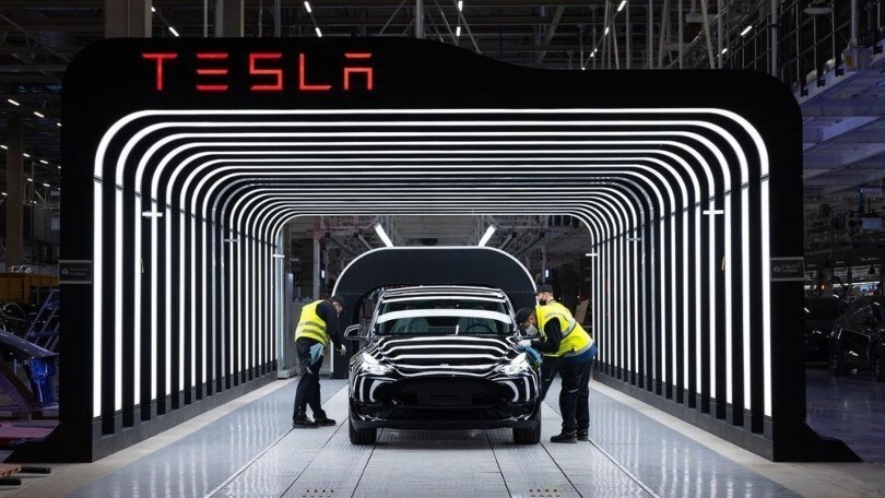 Tesla denuncia due dipendenti per divulgazione di dati sensibili