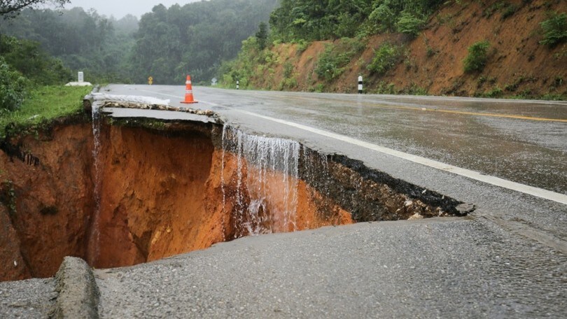 Maltempo in Italia, strade chiuse per frane e allagamenti