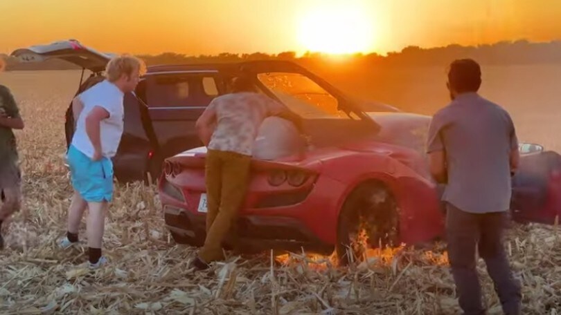 In fiamme la Ferrari, ora lo youtuber rischia grosso