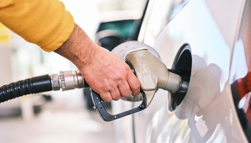 Caro carburanti: la benzina sale, al self a 1,955 euro