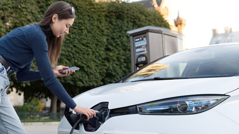 Auto elettriche, aumentano le colonnine di ricarica pubbliche e private