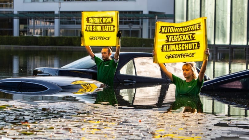Salone di Monaco, attivisti del clima affondano tre auto nel lago