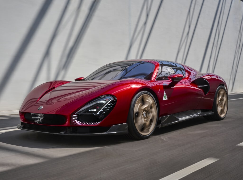 Nuova Alfa Romeo 33 Stradale: 33 volte bellissima